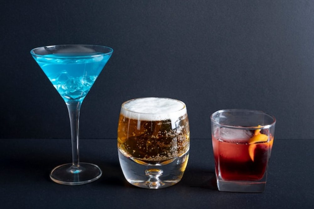 「上桌」前的默然對話 酒精飲料的特寫鏡頭